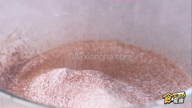 把低筋面粉60g+粟粉20克和巧克力粉10g过筛，翻拌均匀