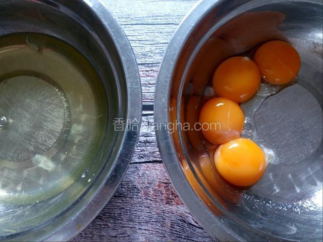 蛋清、蛋白分别打入两个无水无油的盆中。
