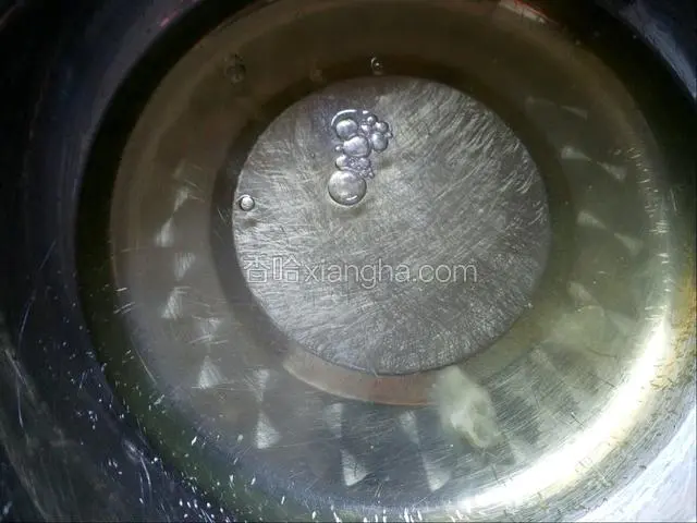 蛋清中滴入四滴柠檬汁。
