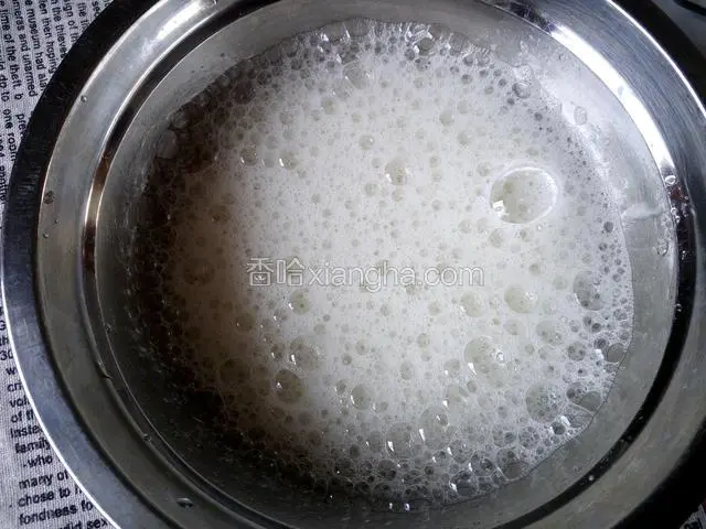 用电动打蛋器低速打至鱼泡眼状态。