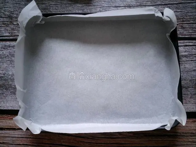 烤盘中铺上油纸。