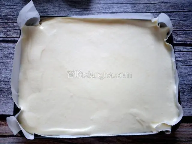 将面粉糊倒入烤盘中，用刮刀抹平。轻轻震动几下，送入预热好的烤箱中层，烤制20分钟。