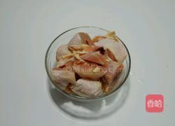 榛蘑炖鸡腿的做法图解1