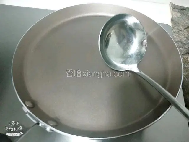 和做千层蛋糕一样，用汤勺和不沾锅，小火烧热