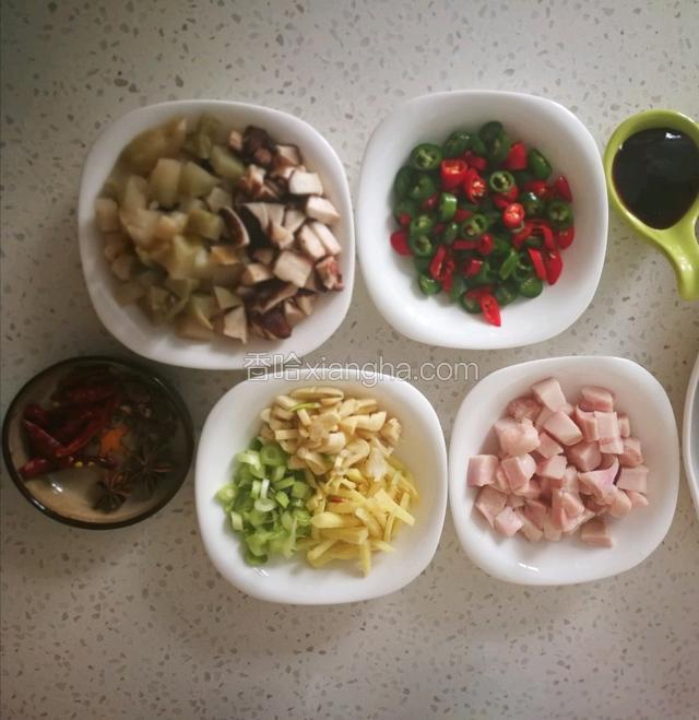 香菇洗净挤干水份切成丁，五花肉去皮切成小碎块，杭椒、小米椒切小段，姜切小块，香葱、香菜切小段，黄瓜切丝。