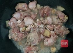土豆炖鸡腿的做法图解1