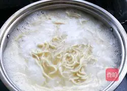 Illustration of how to make fried noodles with garlic sprouts (home-cooked version) 1