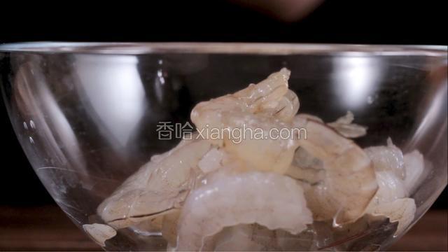 把鲜虾去除头部，挑虾线，备用