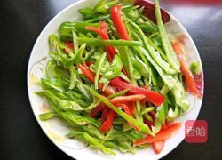 双椒炒鸡丝的做法图解2