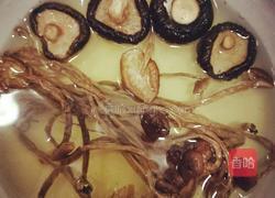 鸡爪排骨当归红枣枸杞汤的做法图解2