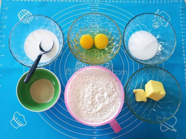 按计量准备好材料（1g盐跟鸡蛋放一个碗里了）。


未免混淆，馅料材料不在此列。