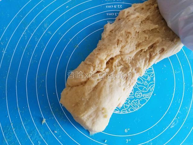 用类似搓衣服的手法用力推开，拉回来退出去反复这个动作，直至面团接近光滑。


有点硬需要用点力。
