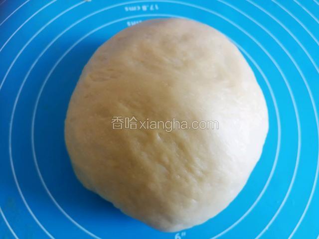 黄油跟面团充分混合，面团渐趋于光滑。