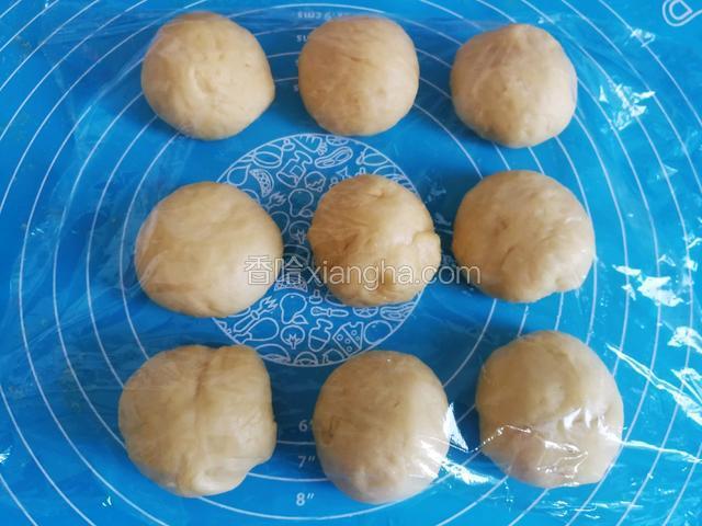 排好气的面团分小面剂子，每个约50g。