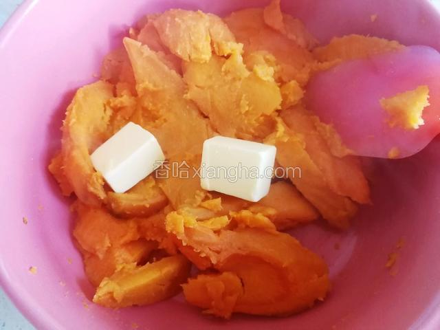 蒸熟的地瓜称重280克，放入刚刚发酵面团的大碗里（这样少一个哈哈），趁热加入黄油。