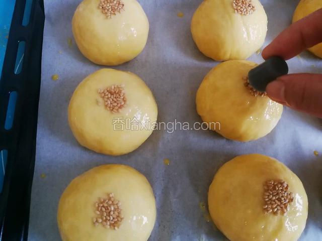 随便找个什么圆形断面的，沾一点剩余蛋液，芝麻上滚一圈，点在面团上。静置5-10分钟。