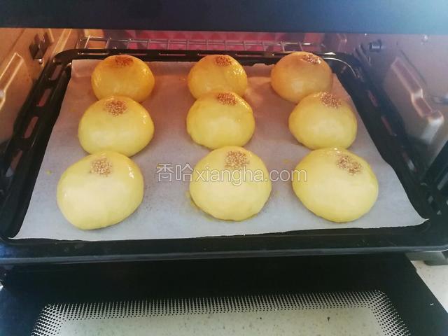 放入预热180度的烤箱，烤制约十五分钟。