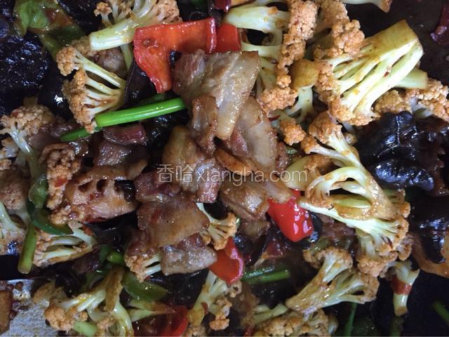 将之前炒好的肉倒入锅中