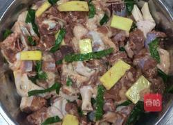 黄皮叶蒸鸭的做法图解2