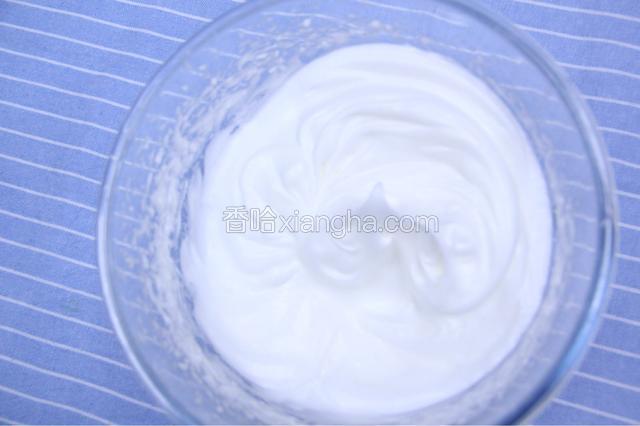白糖分3次加入蛋清，用电动打蛋器打至湿性发泡。