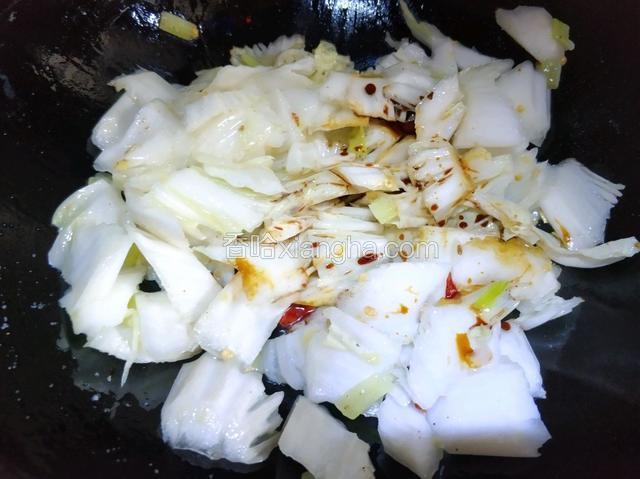 放生抽，醋，盐调味。