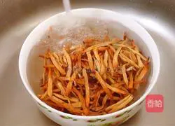 Illustration of how to stir-fry shredded pork with day lily 3