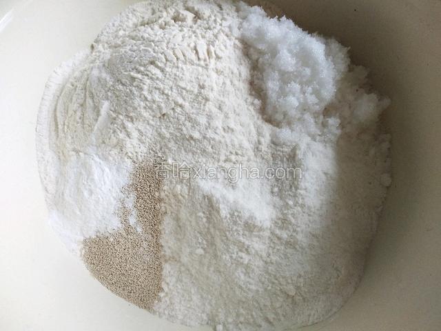 大米粉,面粉放盆里,加酵母粉,泡打粉,白糖,温水和面。