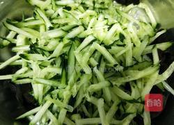 黄瓜丝拌木耳的做法图解2