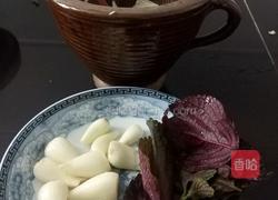 紫苏叶擂野蒜头的做法图解1