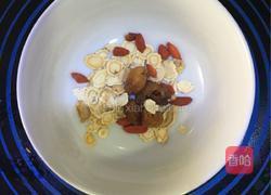 桂圆枸杞花旗参炖猪肉的做法图解1