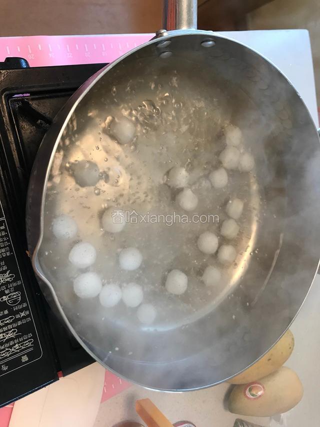 煮熟丸子，浮出水面即可。