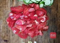 西红柿黄瓜鸡蛋面的做法图解2