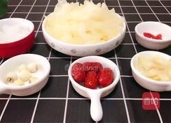 百合银耳莲子雪梨汤的做法图解2