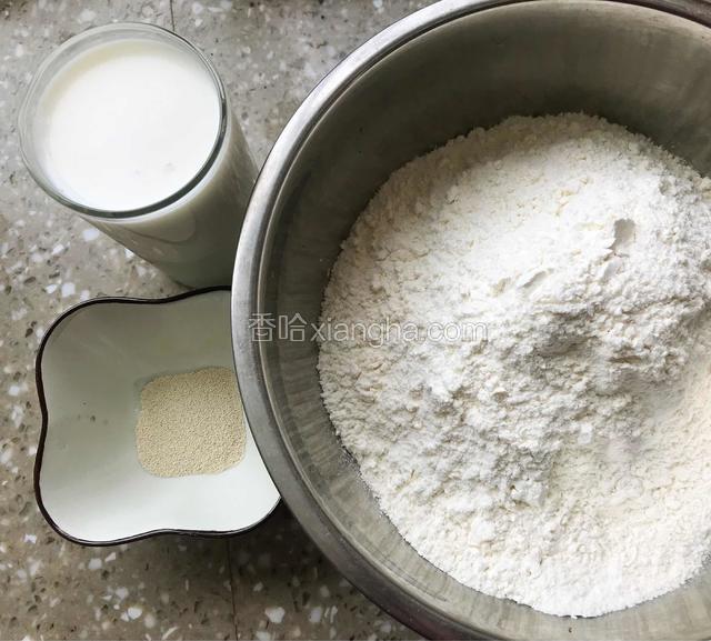 白面配料（牛奶，面粉，发酵粉）