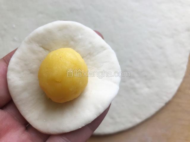白面擀成饺子皮大小放入事先做好的奶黄馅（做法可参考我以前写的菜谱）