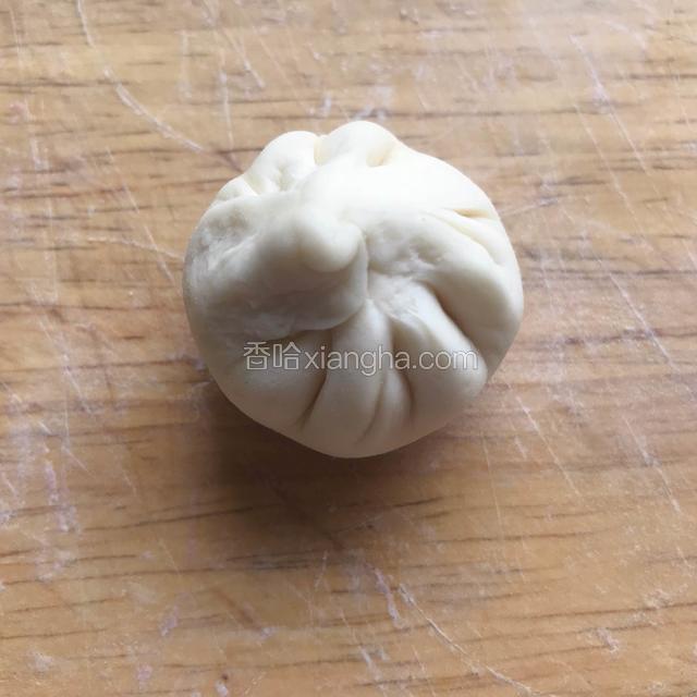 像包包子一样包好，将皱褶面朝下，整理成圆球形状