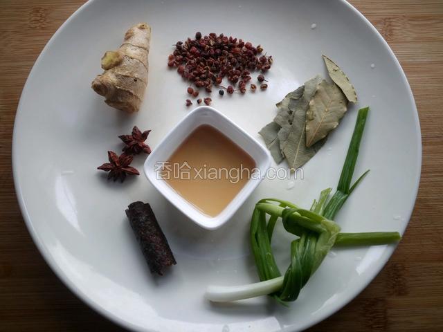 准备好煮鸡脚的材料，中间的是料酒。
