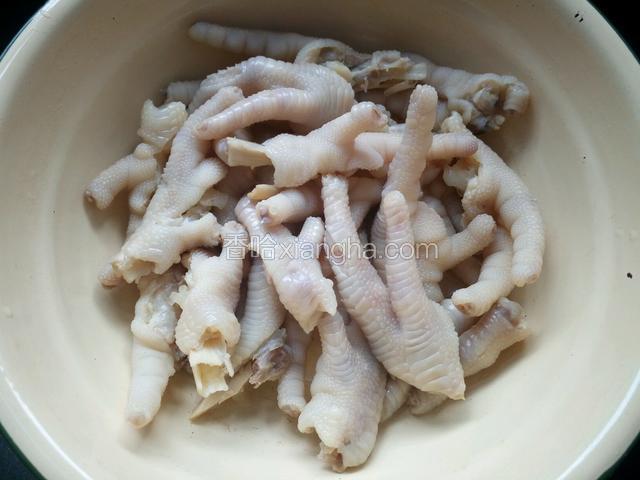 鸡脚煮好后捞出，放入凉开水中。