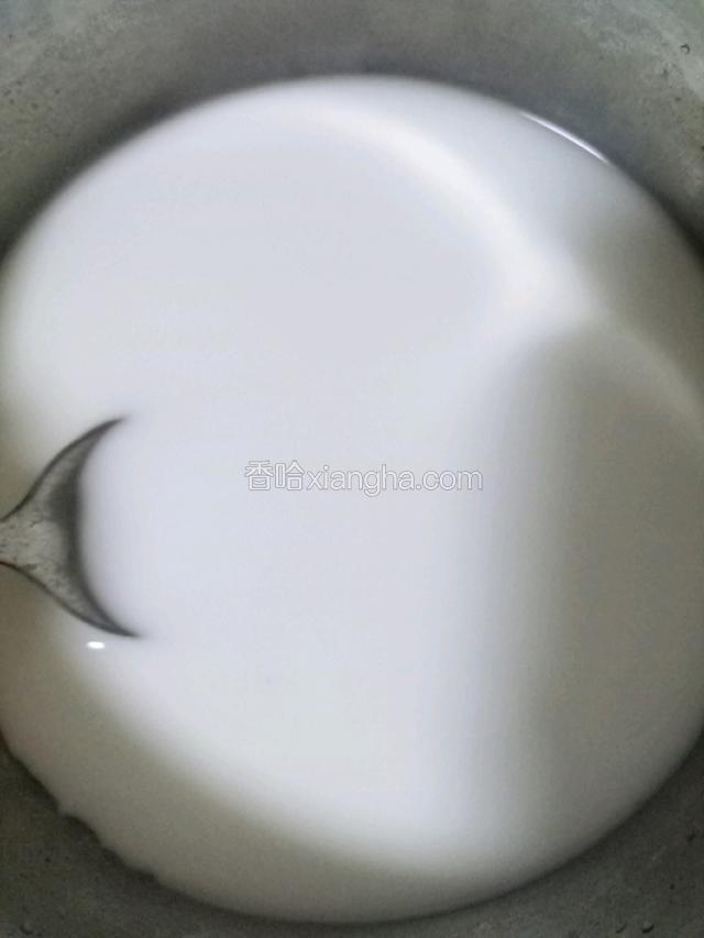 将一杯豌豆淀粉，一杯水倒入盆中搅拌均匀