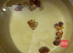 夏日的桃胶雪燕皂角米银耳羹的做法图解2