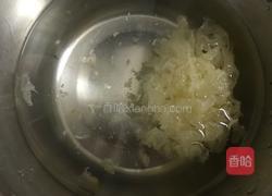 夏日的桃胶雪燕皂角米银耳羹的做法图解5