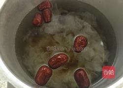 夏日的桃胶雪燕皂角米银耳羹的做法图解7