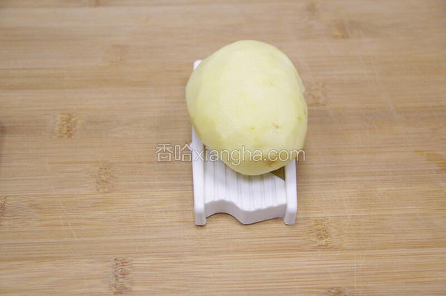 使用削皮器削出薄片,削出来片一定要薄，不然不容易卷哦
