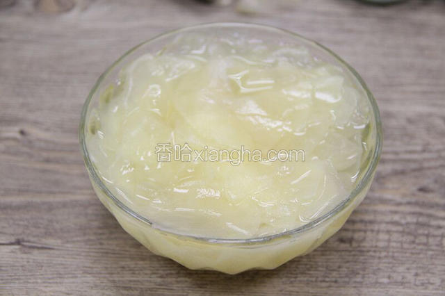 为了防止土豆的氧化，把削好的土豆片泡在水中放入适量的盐。
