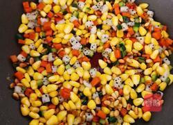 玉米炒松子的做法图解2
