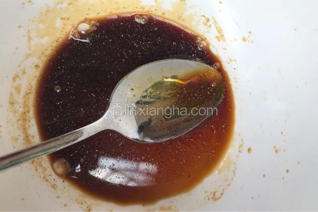 加白胡椒粉，调匀。