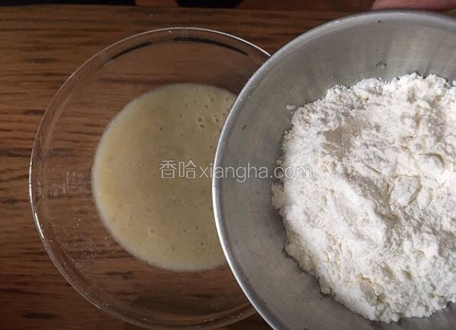 把面粉鸡蛋液加入香蕉泥中