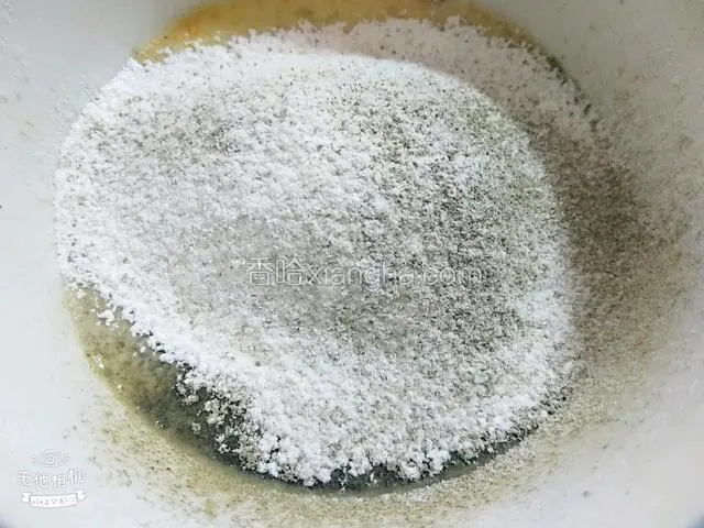 筛入低筋面粉和抹茶粉