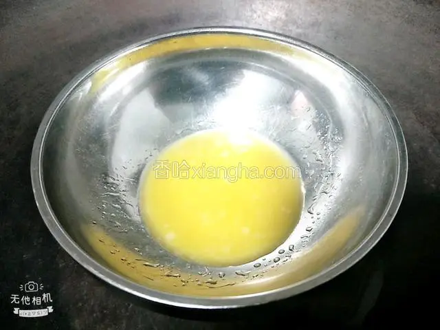 提前隔热水融化的黄油，凉凉后倒入面粉糊中，搅拌均匀