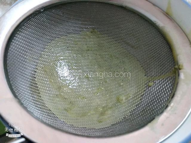 面粉糊搅拌均匀后过筛